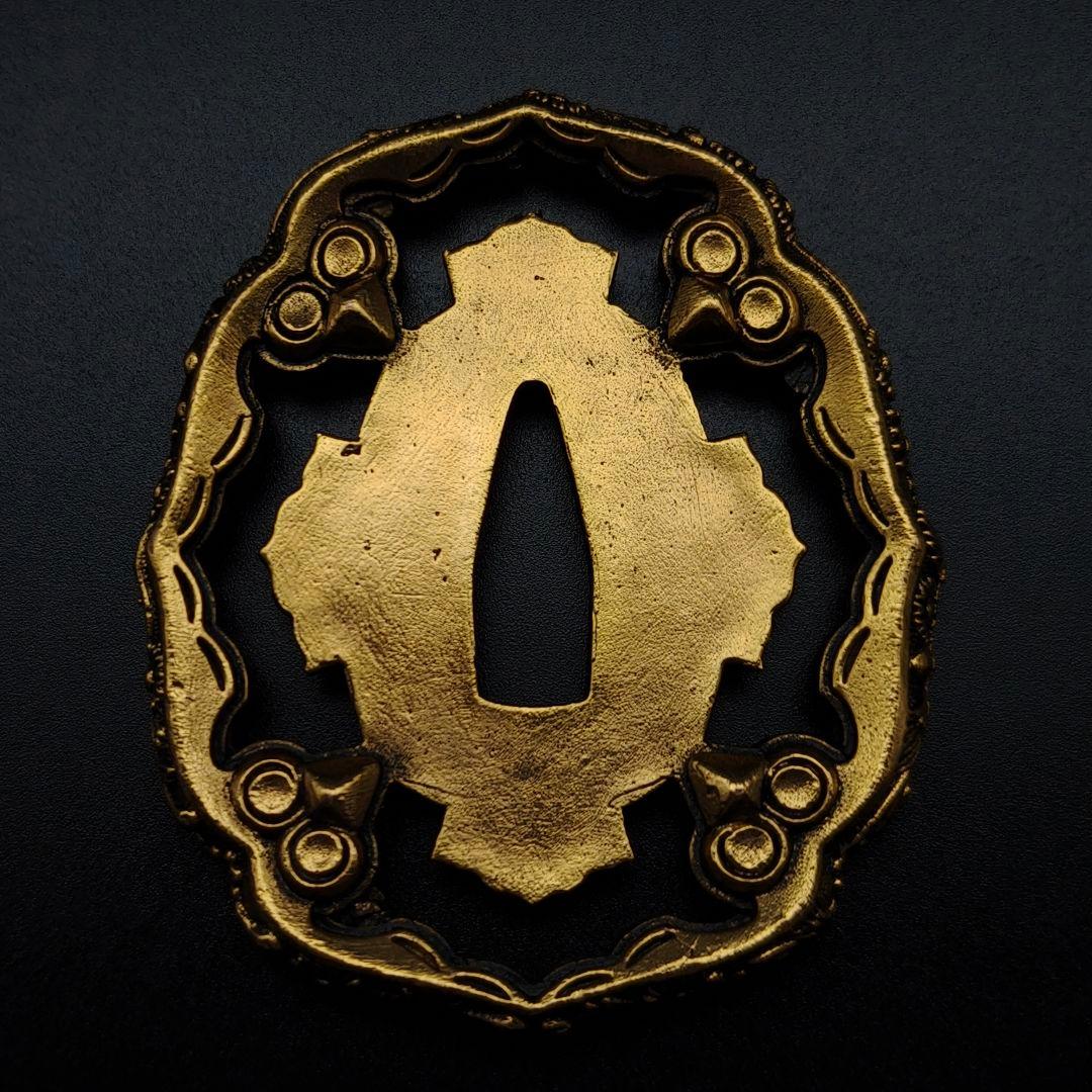 日本刀装具　刀鍔　軍刀拵　菊紋の図　銅地　細工　絵金銀　鍔　刀の鍔　鐔　刀鐔