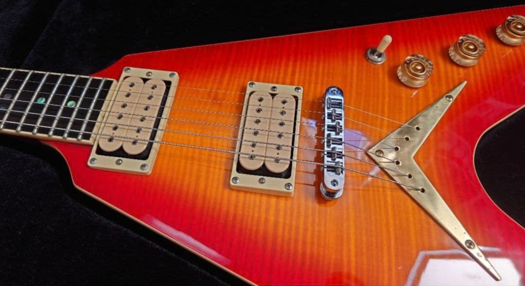 Dean V 35 35th Cherry Vシェイプ ケース付きエレキギター