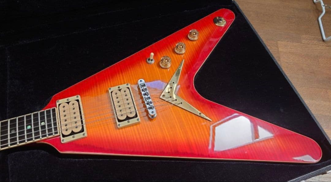 Dean V 35 35th Cherry Vシェイプ ケース付きエレキギター