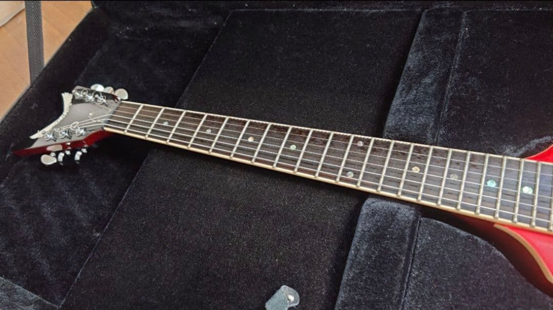 Dean V 35 35th Cherry Vシェイプ ケース付きエレキギター