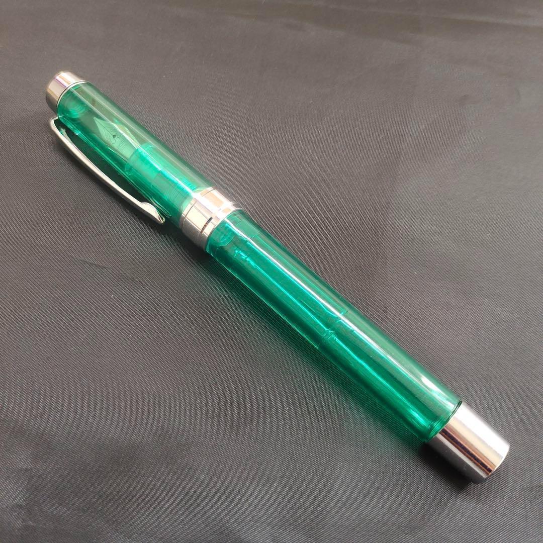 @透明な緑色の万年筆 16