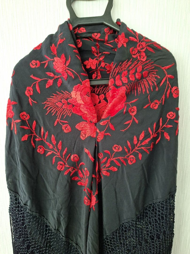 フラメンコ衣装　大判マントン　黒地赤花柄