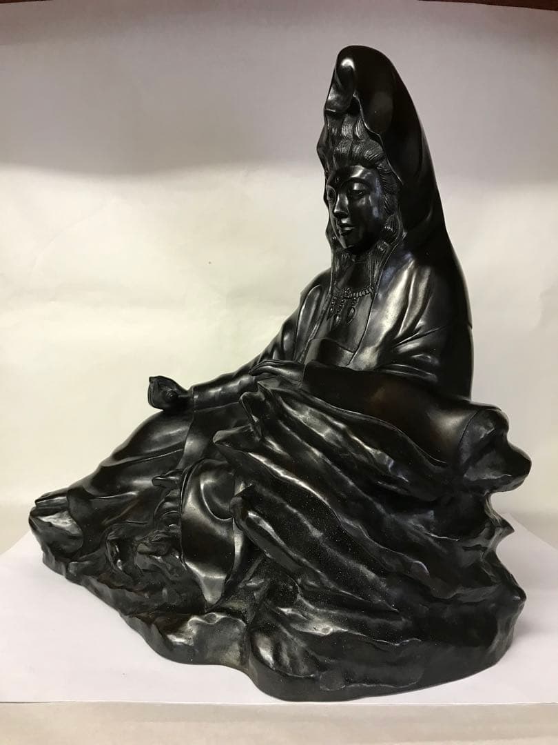 銅器:岩上白衣観世音菩薩座像