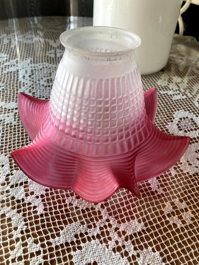 ⑤　英国　アンティーク　赤いフリルのシェード　クランベリー