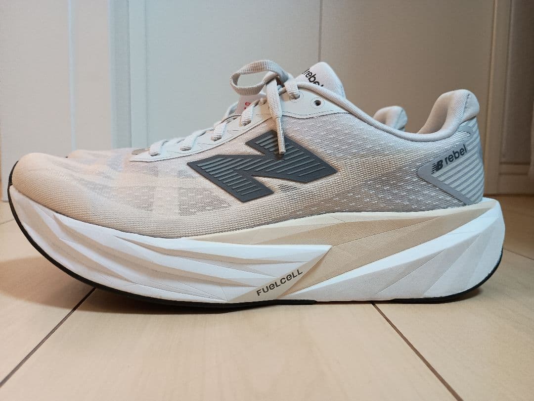 新品未ニューバランスFuelCellRebelv5 26cmワイズDグレー