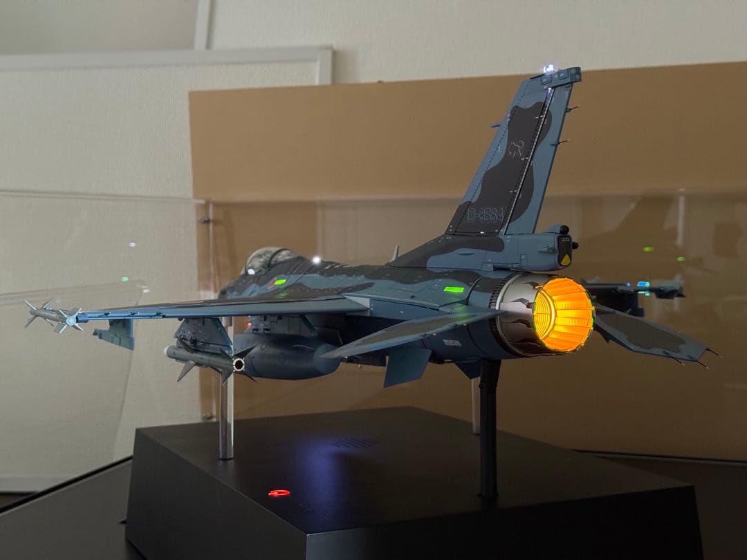 ディアゴステーニF-2A 戦闘機　専用ディスプレイケース付き