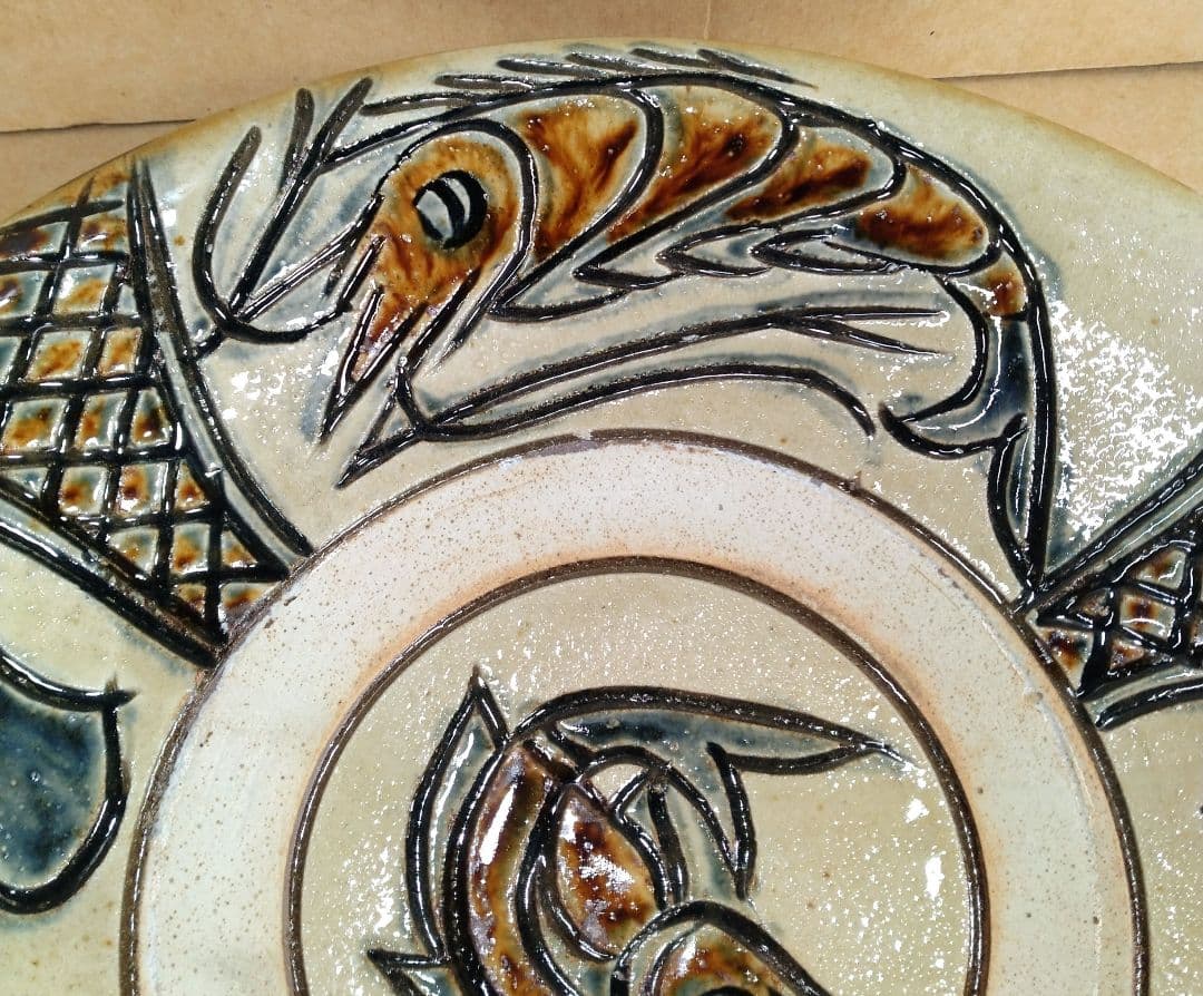 トマリン、傑作【本物保証】金城次郎 八寸皿(笑魚海老樹文）共箱 栞人間国宝