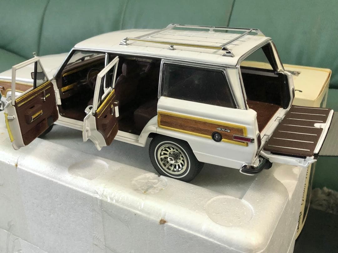 ★絶版！￼￼オートアート ￼1/18 ジープ グランド￼ ワゴニア￼