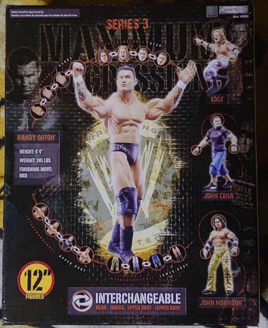 WWE フィギュア(マキシマム アグレッション)箱の全長約35cm