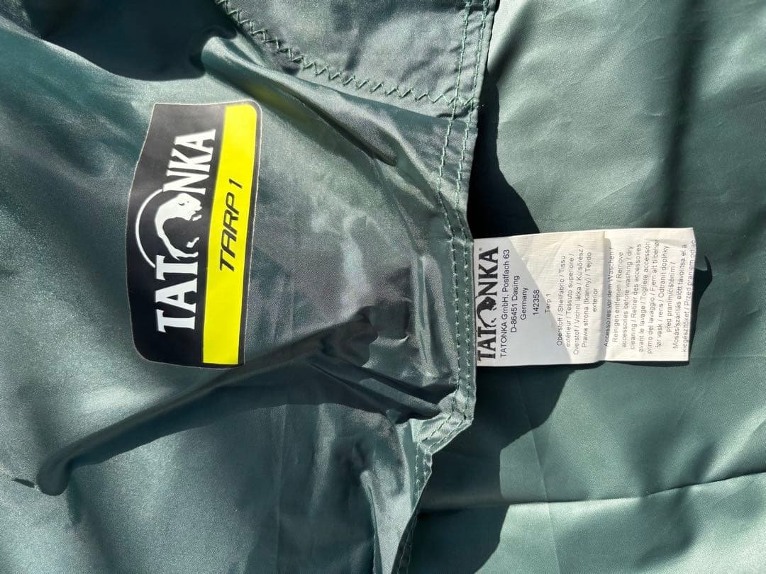 タトンカTarp 1 ポリエステル　ガイロープ、ペグ、ポール付き