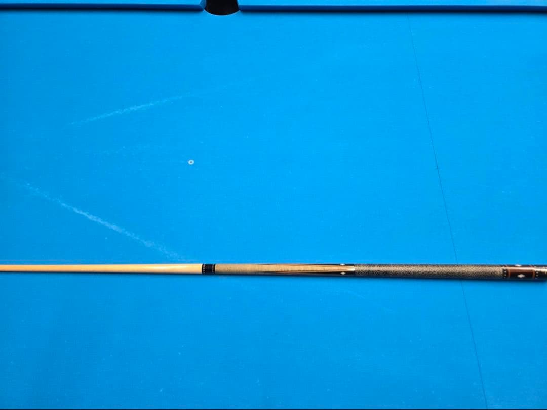 装飾的な木製ビリヤードキュー