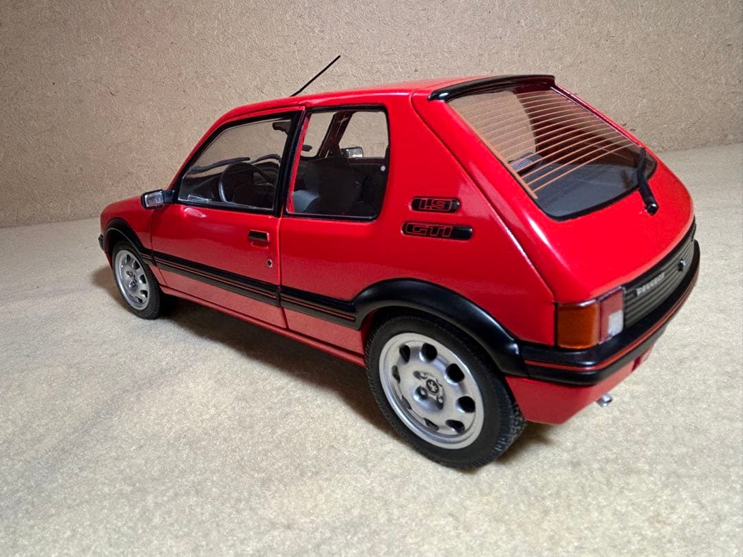 【希少】1/18 プジョー 205（小さな訳あり）