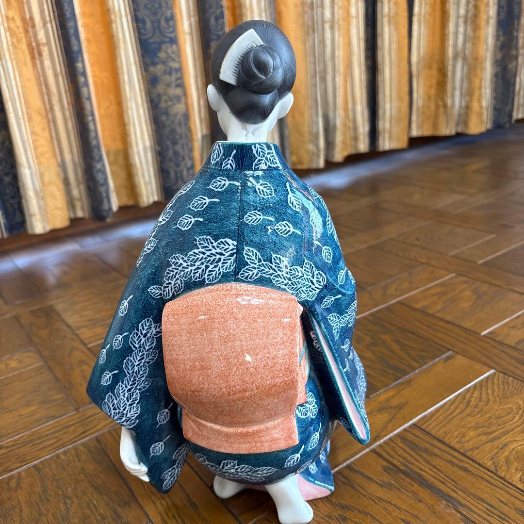 青色と白色の葉模様の日本人形陶器置物
