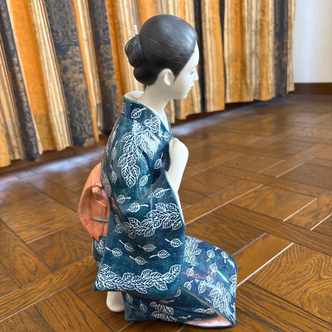 青色と白色の葉模様の日本人形陶器置物