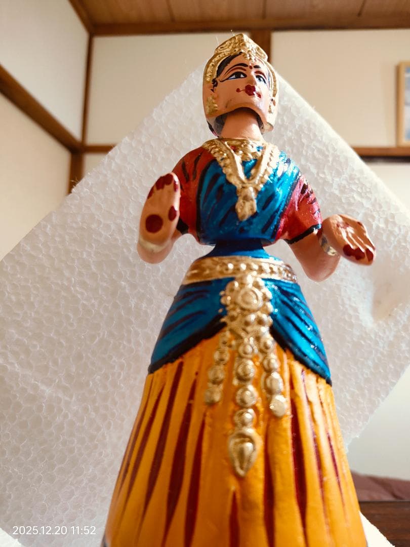 伝統的なインドの踊り人形 （高さ：約28cm）石膏/粘土、手描き仕上げ