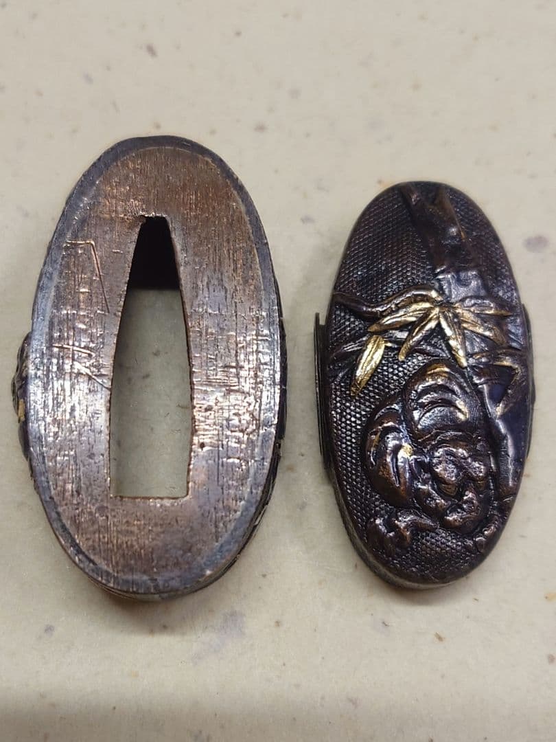 縁頭、素銅魚子地に竹に虎図