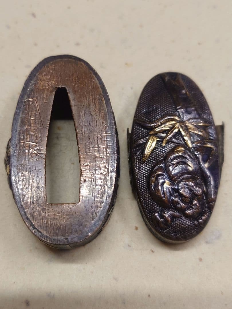 縁頭、素銅魚子地に竹に虎図