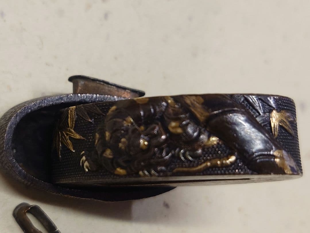 縁頭、素銅魚子地に竹に虎図