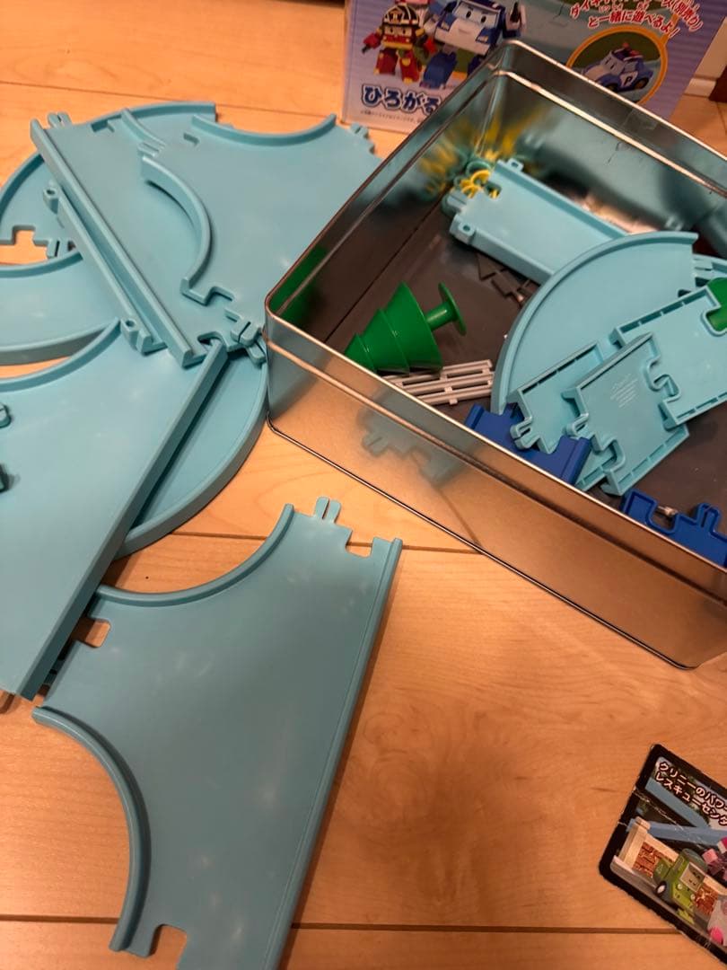 ロボカーポリー　とびだすレスキューセンターと広がるレール