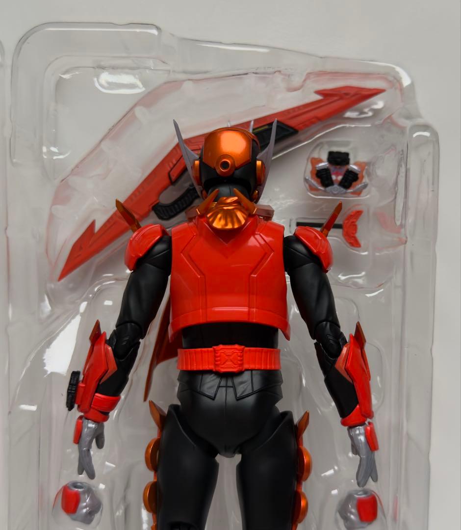 フィギュアーツ ファイヤーガッチャードデイブレイク、ワイヤー入りマント/マフラー