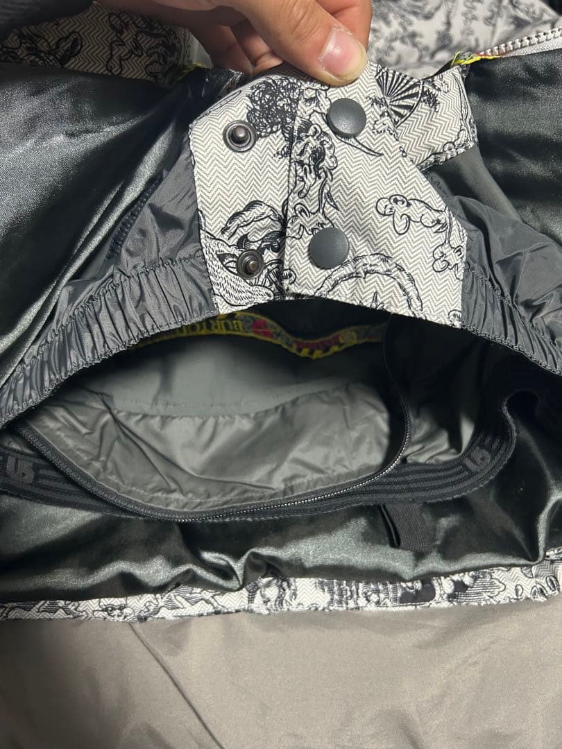 【美品】BURTON スノーボードウェア ダウンジャケット 総柄 y2k
