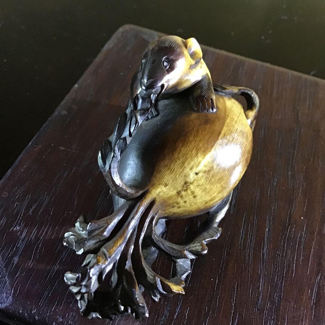 根付　大根をかじる鼠」　材質日本ホンシュウ鹿角　N14