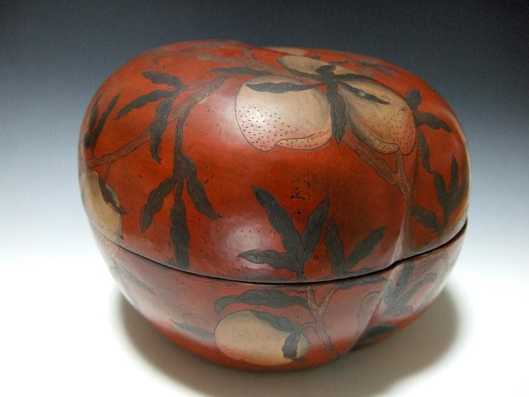 中国美術 唐物 古漆器 木胎紅漆線彫 仙桃紋 桃型盖盒