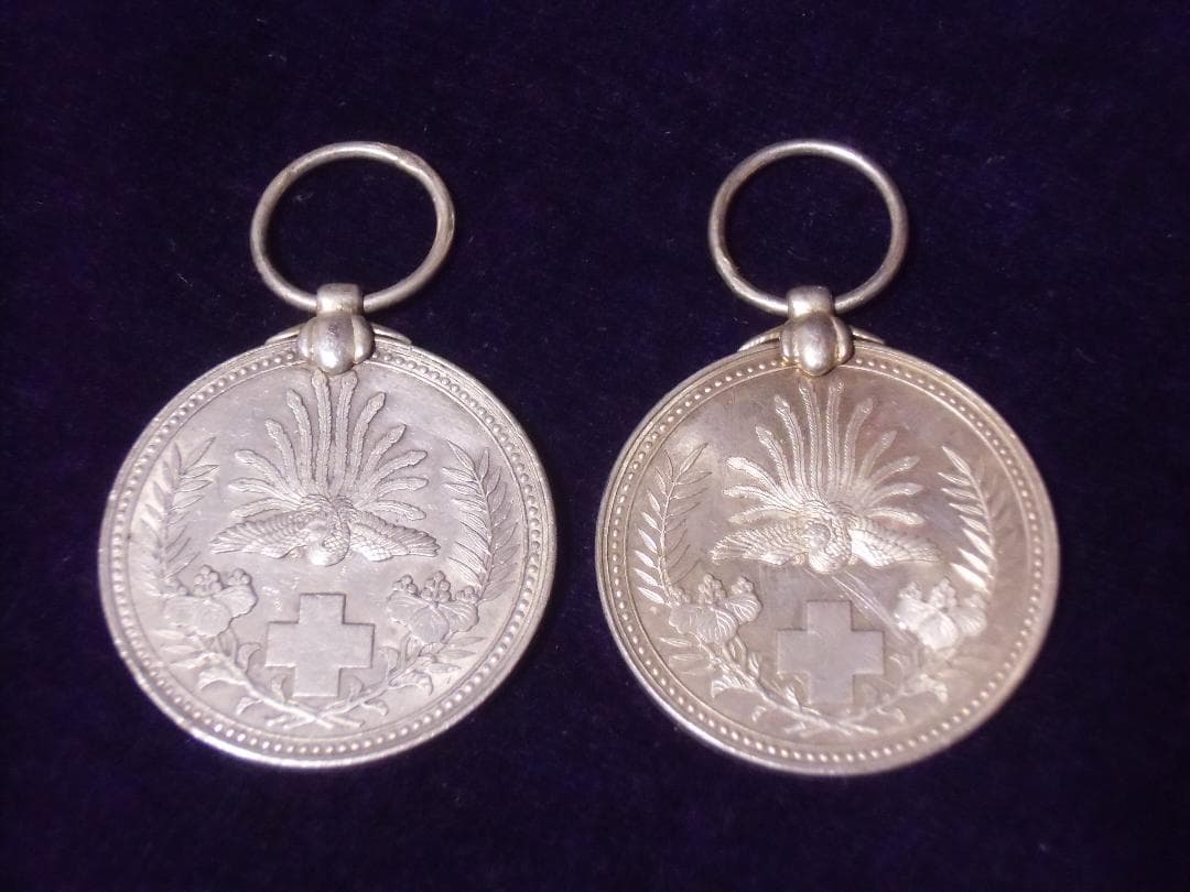 ●日本の勲章/徽章＊日本赤十字社＊明治二十一年制定＊銀製＊社員章２個（実物）
