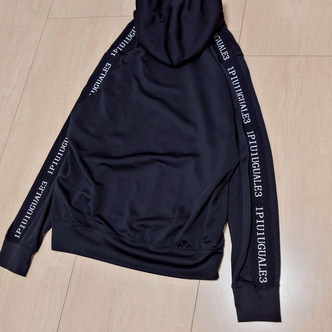 1PIU1UGUALE3 SPORT テープロゴパーカー