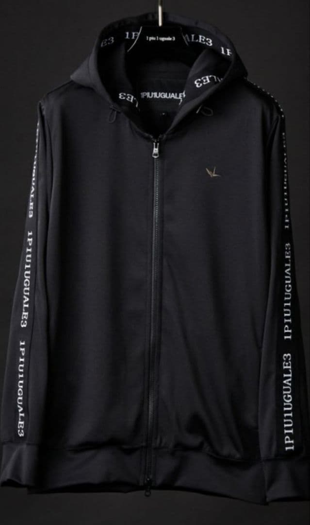 1PIU1UGUALE3 SPORT テープロゴパーカー
