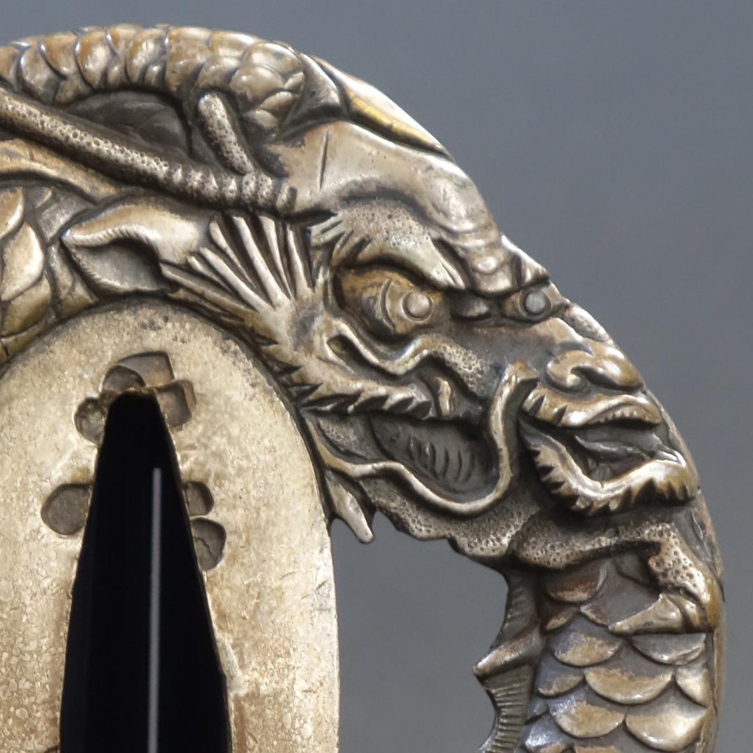 鍔 鐔 真鍮地 刀装具 武具 骨董【宝珠龍図透鍔】(鍔箱付き)