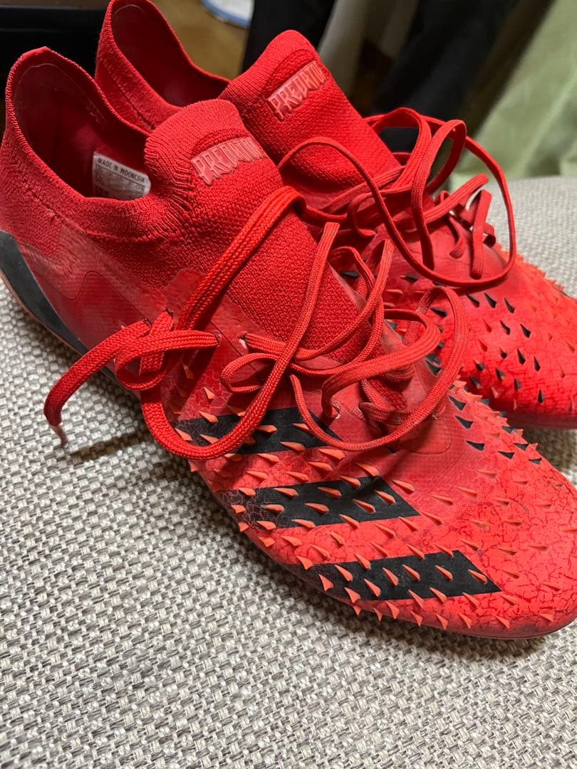 アディダス PREDATOR 赤 スポーツシューズ