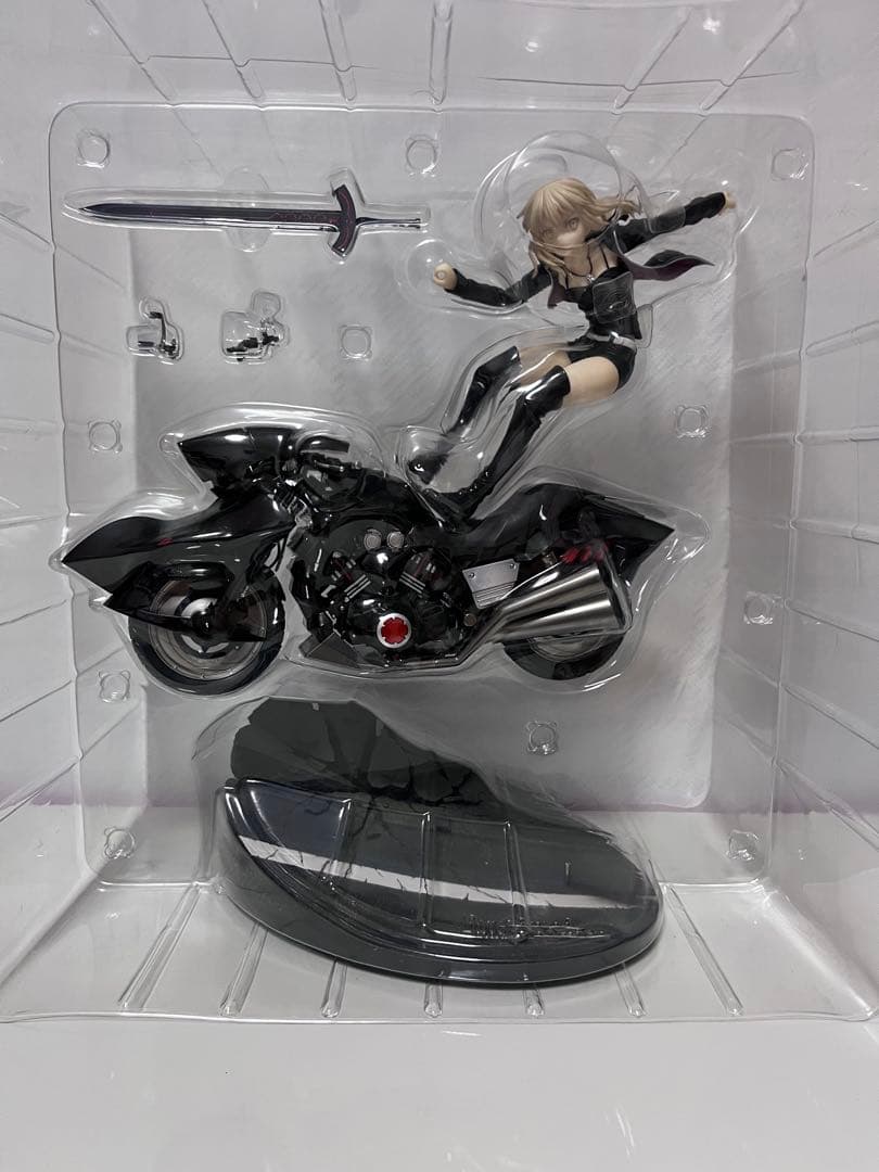 Fateセイバー/ペンドラゴン〔オルタ〕＆キュイラッシェ　1/8 フィギュア