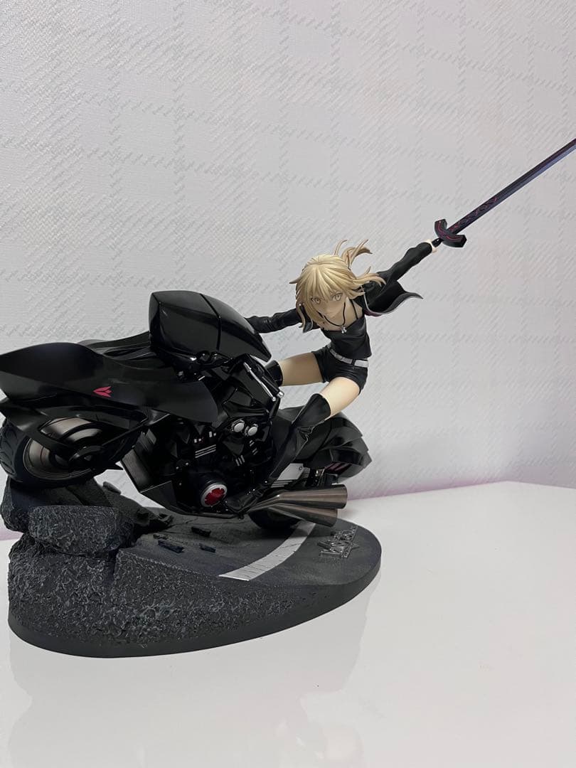 Fateセイバー/ペンドラゴン〔オルタ〕＆キュイラッシェ　1/8 フィギュア