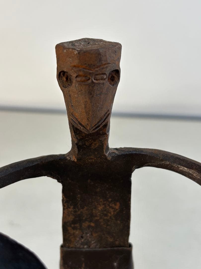 アンティーク 金属製人型キャンドルホルダー　盾と槍付き