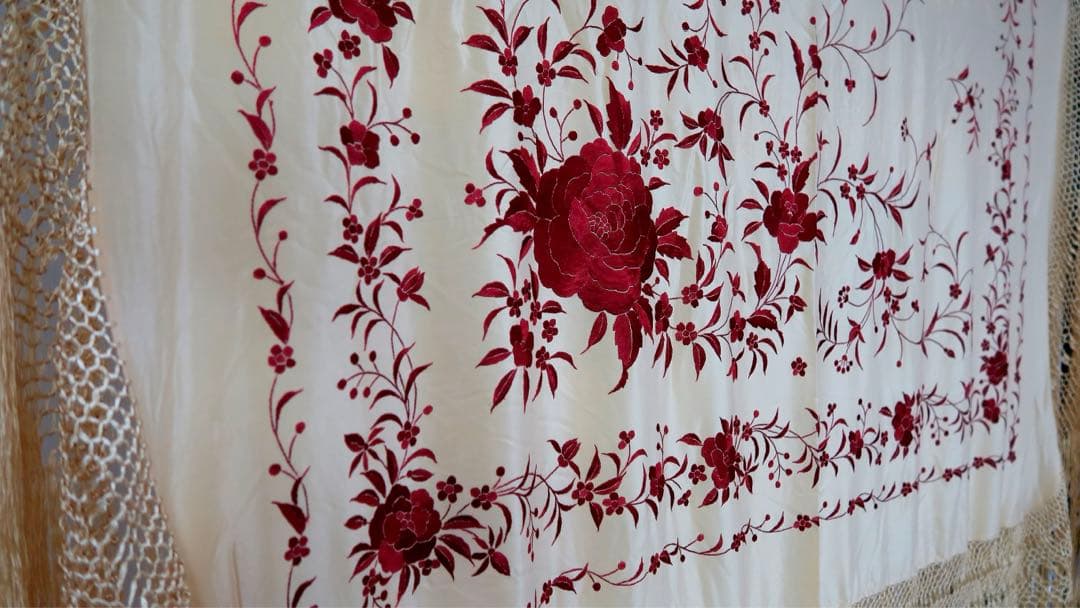 [新品] シルク製マントン　淡いベージュxボルドー(赤)刺繍　年内だけの特価‼️