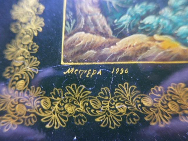 大変貴重なロシアのラッカーミニアチュールの大箱です。手描きです