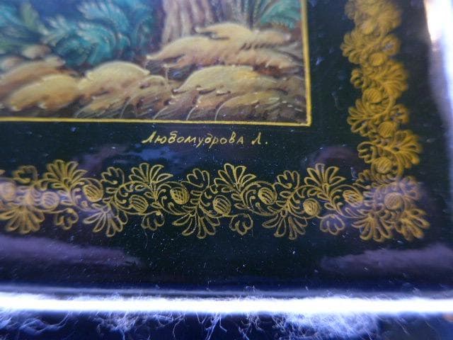 大変貴重なロシアのラッカーミニアチュールの大箱です。手描きです