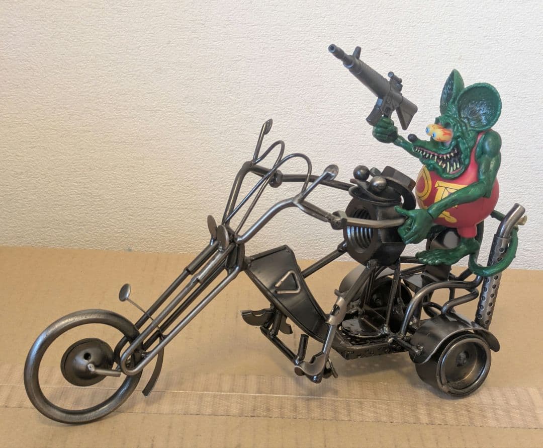 ラットフィンク　フィギュアとバイクの置物