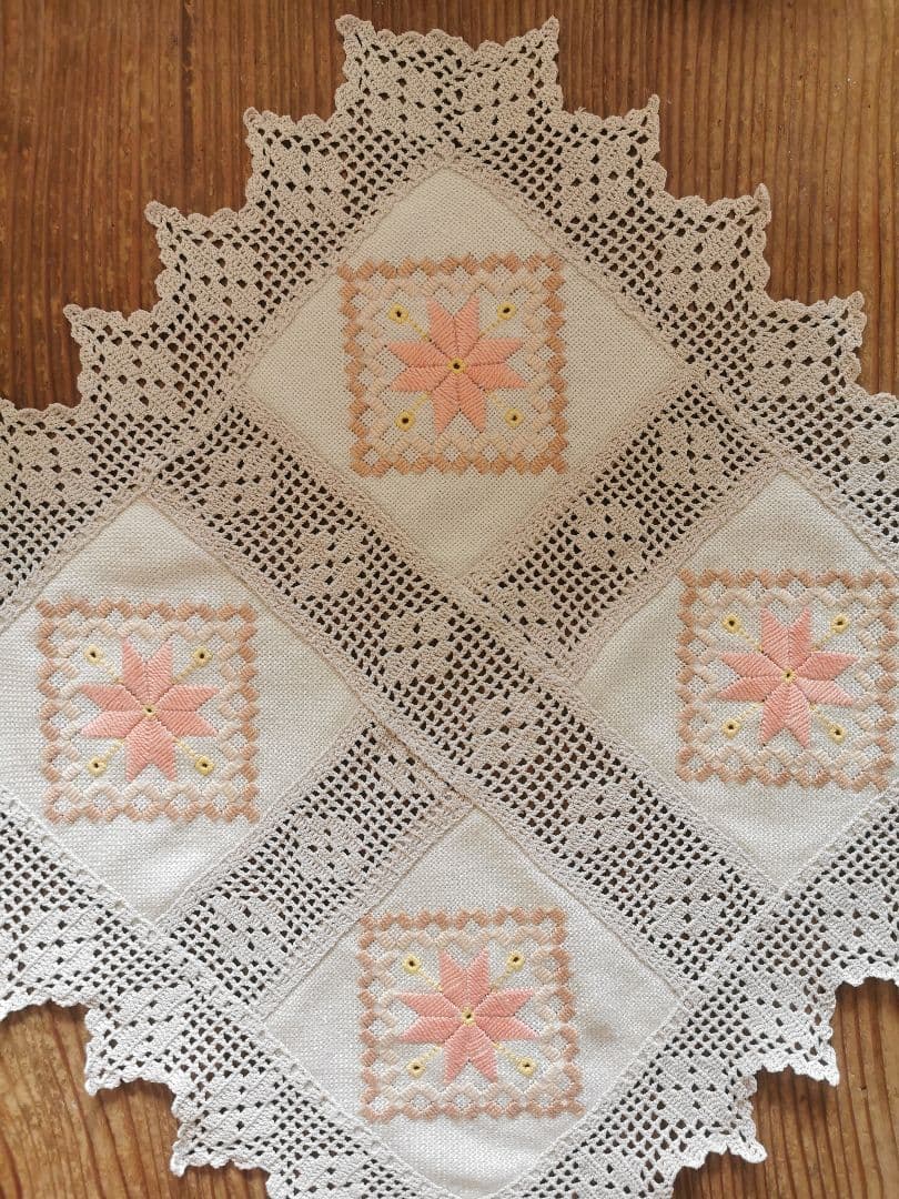 アンティーク北欧 コーラルピンクハーダンガー刺繍＆ベージュクロシェ編リネンクロス