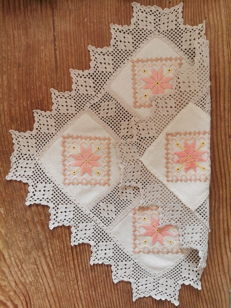 アンティーク北欧 コーラルピンクハーダンガー刺繍＆ベージュクロシェ編リネンクロス