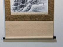 【真作】掛軸　水墨山水　霧に包まれた水墨の詩情　自然美　共箱入　T144