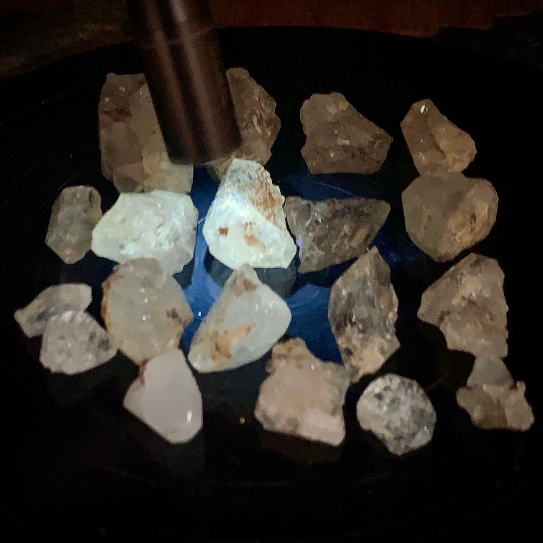 国産蛍光骸骨水晶100g入り缶/コレクターさま向け