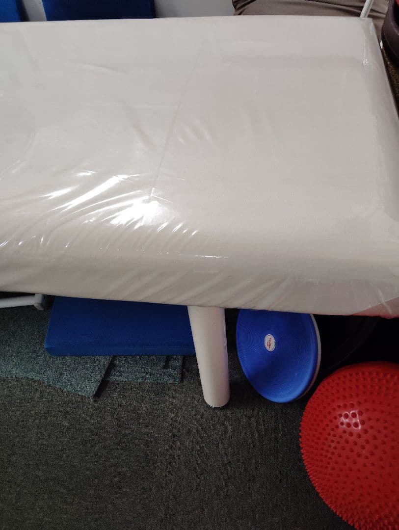 ホワイト 施術ベッドx3