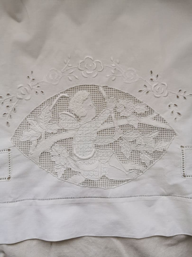 アンティークイタリア ニードルワーク刺繍 木登りのエンジェル リーフと天使クロス