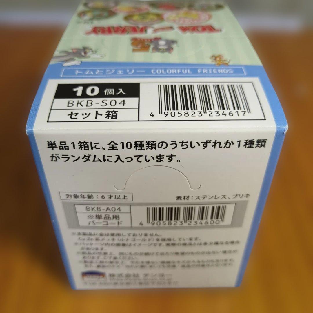 トムとジェリー COLORFUL FRIENDS 金バッジです。 新品未開封品。