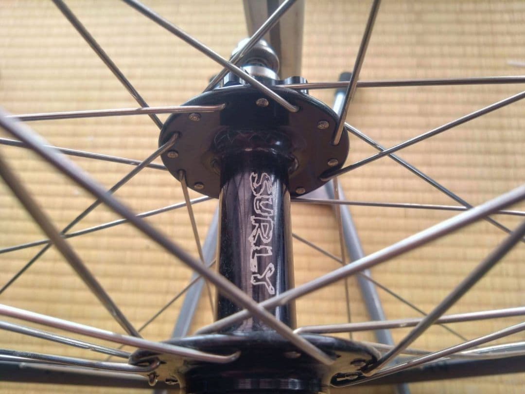 H plus son 後輪ホイールとSurly　ハブ
