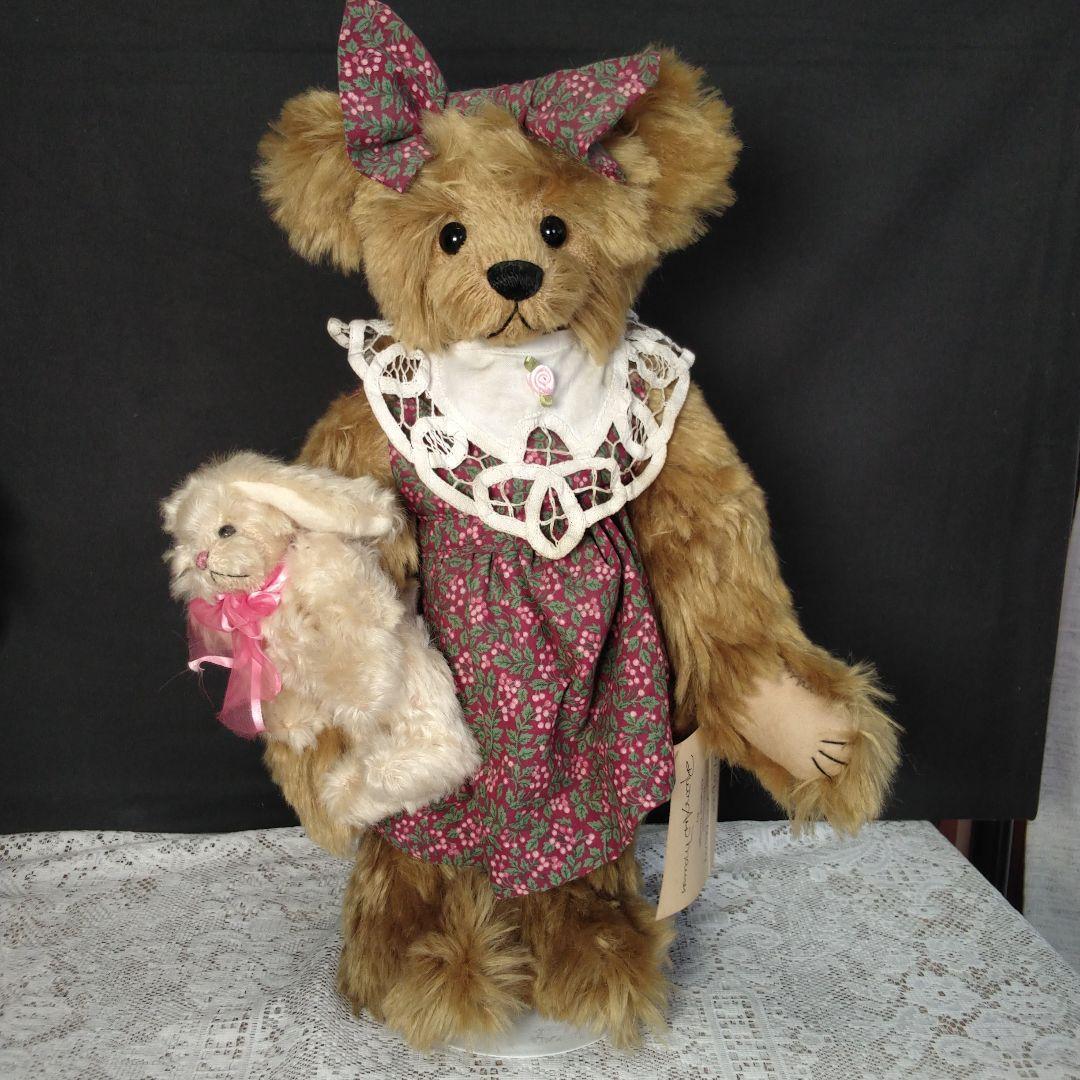 花柄ドレスの茶色いぬいぐるみ