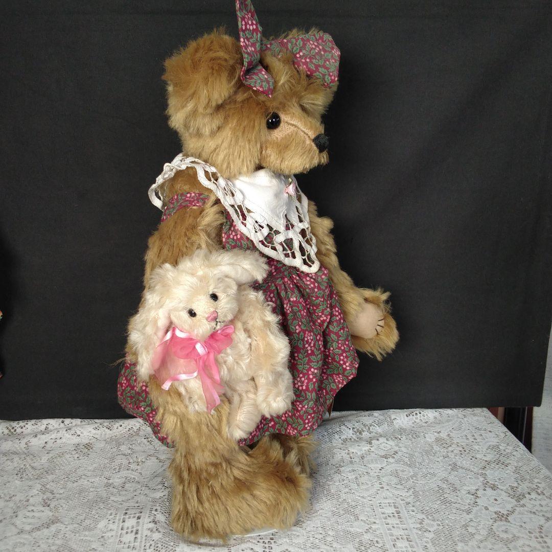 花柄ドレスの茶色いぬいぐるみ