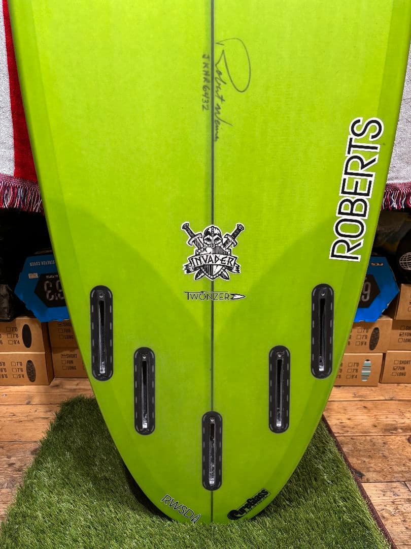 ミッドレングスサーフボード　ロバーツ　invader ファンボード　6.8